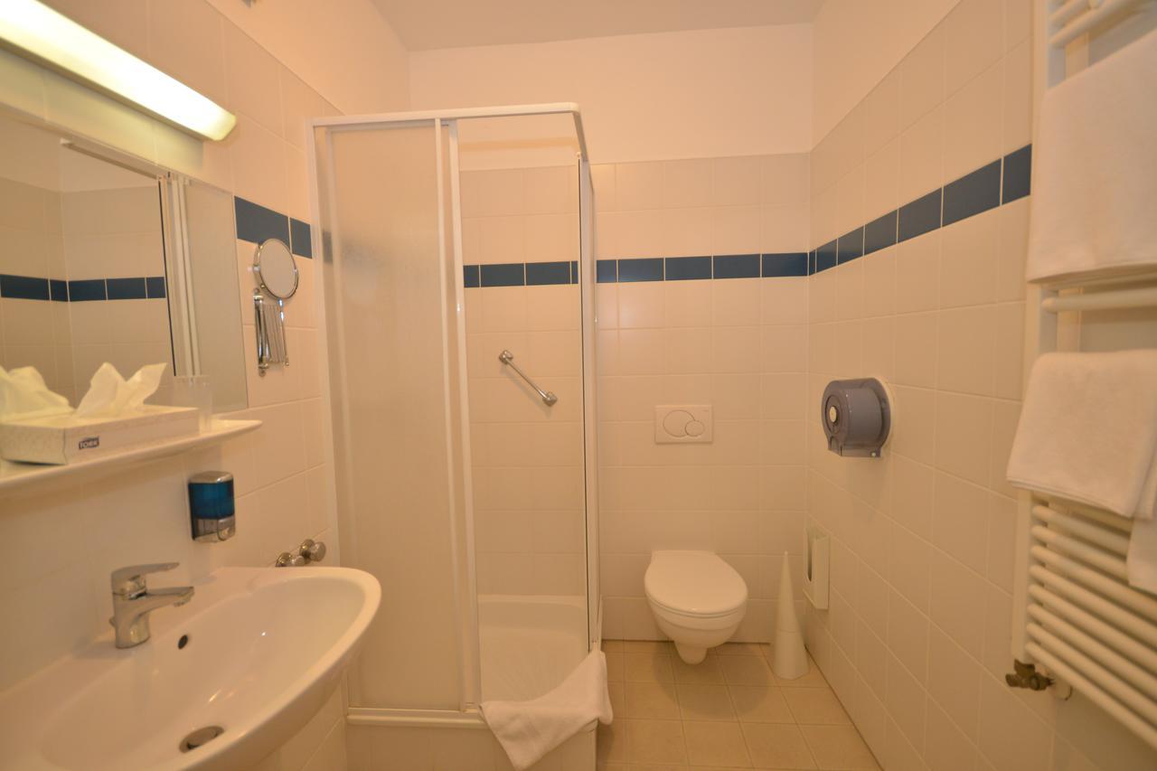 Otp Hotel Будапеща Екстериор снимка