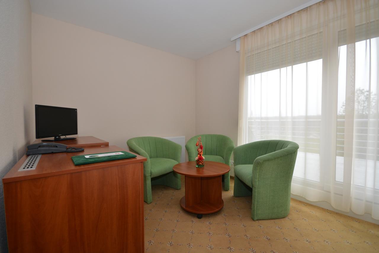 Otp Hotel Будапеща Екстериор снимка
