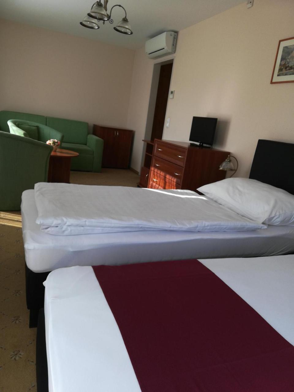 Otp Hotel Будапеща Екстериор снимка