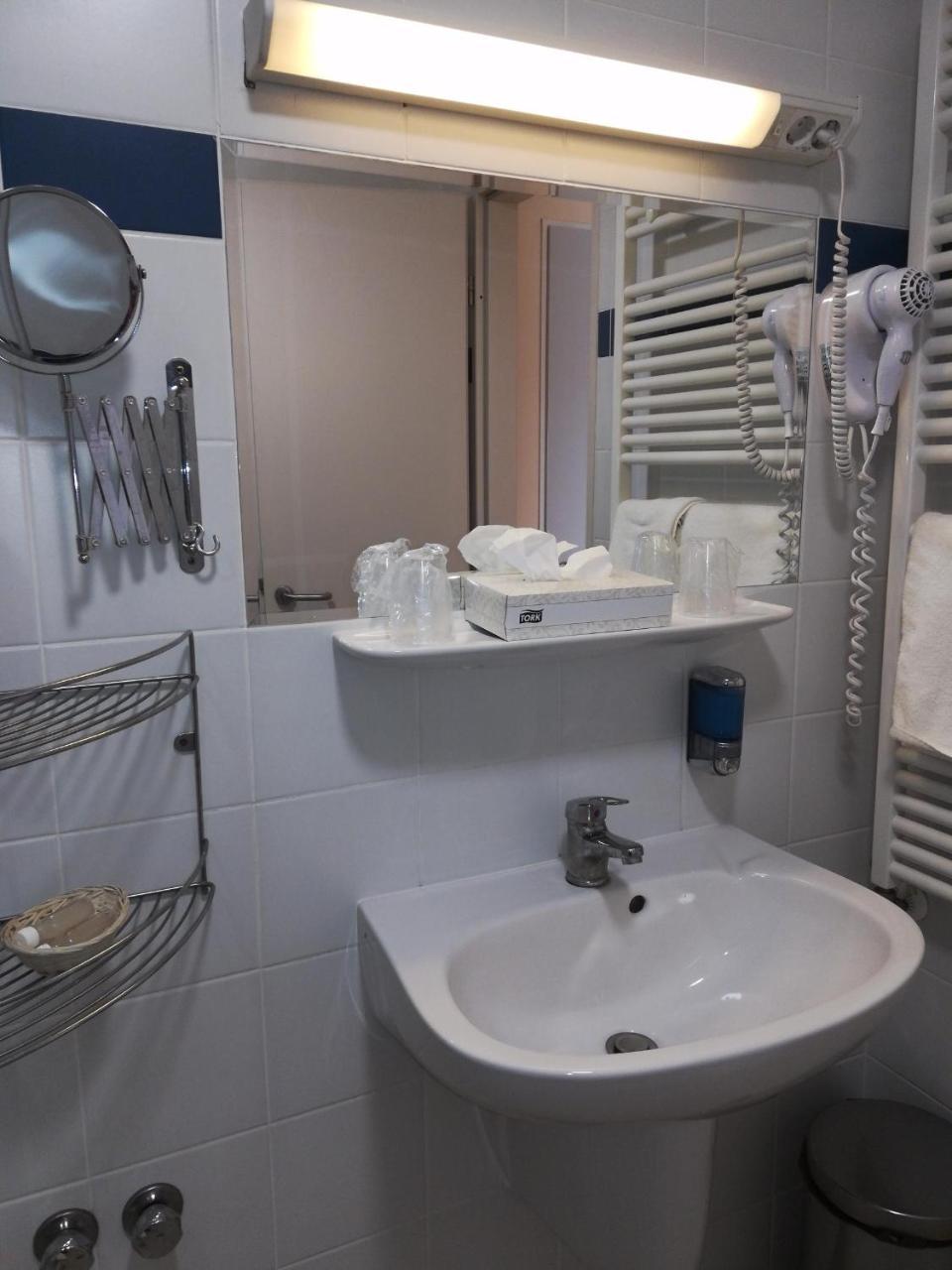 Otp Hotel Будапеща Екстериор снимка